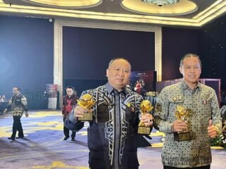 Photo: Walikota Bekasi Tri Adhianto (Kanan) bersama direktur utama PT Mitra Patriot (kiri) saat Terima tiga penghargaan top BUMD awards 2026(Doc.Ist) 