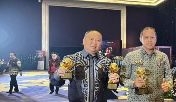 Photo: Walikota Bekasi Tri Adhianto (Kanan) bersama direktur utama PT Mitra Patriot (kiri) saat Terima tiga penghargaan top BUMD awards 2026(Doc.Ist) 