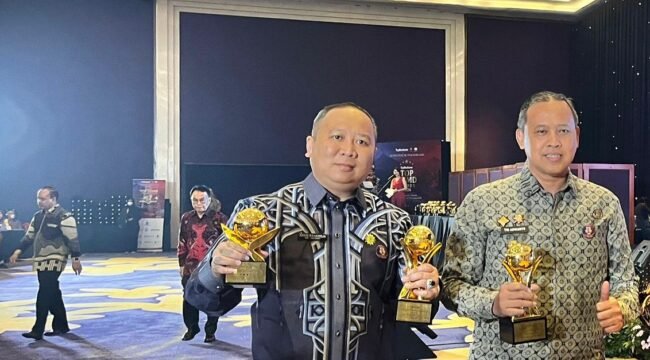 Photo: Walikota Bekasi Tri Adhianto (Kanan) bersama direktur utama PT Mitra Patriot (kiri) saat Terima tiga penghargaan top BUMD awards 2026(Doc.Ist) 