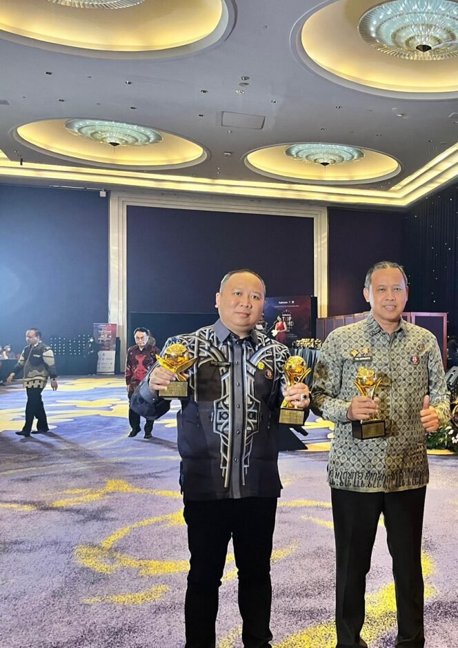 
Photo: Walikota Bekasi Tri Adhianto (Kanan) bersama direktur utama PT Mitra Patriot (kiri) saat Terima tiga penghargaan top BUMD awards 2026(Doc.Ist) 