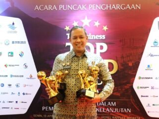 Photo: Walikota Bekasi Tri Adhianto saat seremonial penerimaan penghargaan top BUMD awards 2026 bintang 5 (Doc.Ist) 