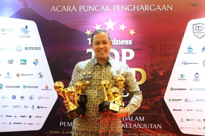 
Photo: Walikota Bekasi Tri Adhianto saat seremonial penerimaan penghargaan top BUMD awards 2026 bintang 5 (Doc.Ist) 