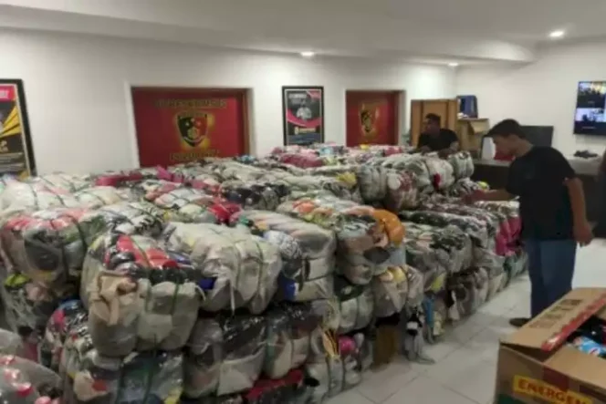 
Penyelundupan Thrifting Ilegal di Perbatasan NTT. (Dok: Istimewa)