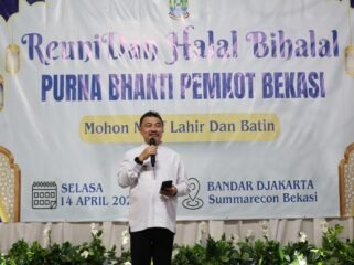 Photo: Wakil Walikota Bekasi Abdul Harris Bobihoe saat menghadiri acara halal bihalal pensiunan ASN pemkot bekasi (Doc.Ist) 