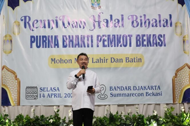 
Photo: Wakil Walikota Bekasi Abdul Harris Bobihoe saat menghadiri acara halal bihalal pensiunan ASN pemkot bekasi (Doc.Ist) 