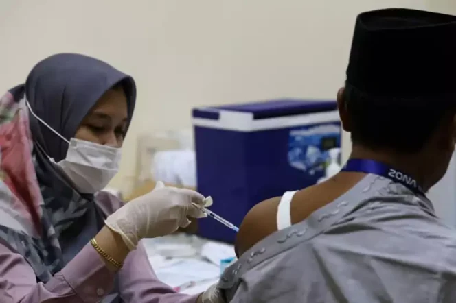 
Ilustrasi: Vaksinasi Jamaah Haji. (Dok: Istimewa)