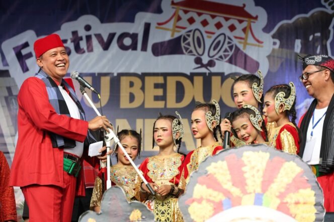 
Photo: Wali Kota Bekasi, Tri Adhianto, yang hadir dalam kegiatan Festival Adu Bedug (Doc.Ist) 