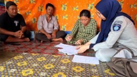 Photo: Petugas Jasa raharja saat andil di hari kartini Perempuan sebagai pengelola rumah tangga, tiba-tiba harus berdiri sendiri, mengambil alih peran sebagai pencari nafkah.(Doc.Ist) 