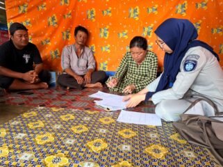 Photo: Petugas Jasa raharja saat andil di hari kartini Perempuan sebagai pengelola rumah tangga, tiba-tiba harus berdiri sendiri, mengambil alih peran sebagai pencari nafkah.(Doc.Ist) 