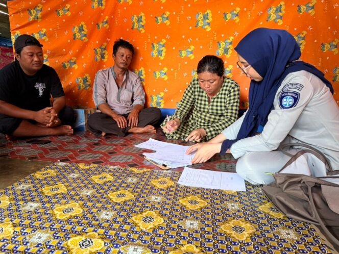 
Photo: Petugas Jasa raharja saat andil di hari kartini Perempuan sebagai pengelola rumah tangga, tiba-tiba harus berdiri sendiri, mengambil alih peran sebagai pencari nafkah.(Doc.Ist) 