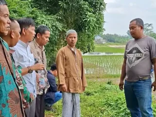 Kades Ciledug Setu, Iing Solihin, Bersama Warganya. (Dok: Istimewa)