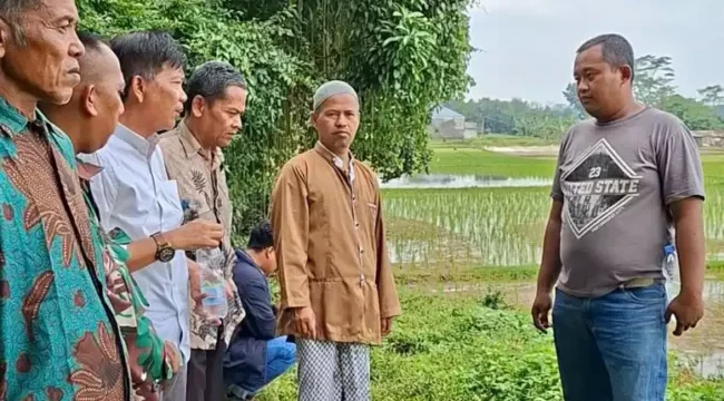 Kades Ciledug Setu, Iing Solihin, Bersama Warganya. (Dok: Istimewa)