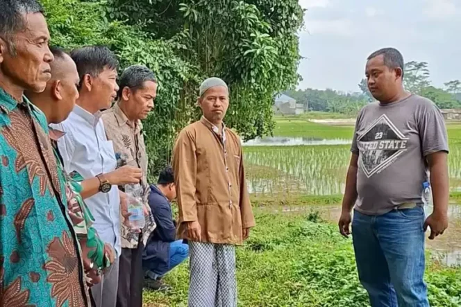 
Kades Ciledug Setu, Iing Solihin, Bersama Warganya. (Dok: Istimewa)