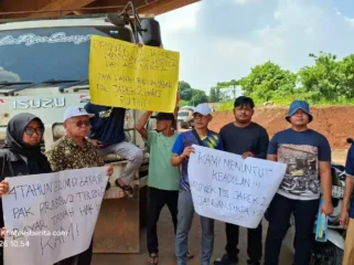 Tuntut Ganti Rugi, Warga Hentikan Truk Proyek Tol Japek 2 Selatan. (Dok: Istimewa)