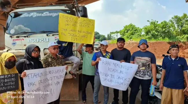 Tuntut Ganti Rugi, Warga Hentikan Truk Proyek Tol Japek 2 Selatan. (Dok: Istimewa)