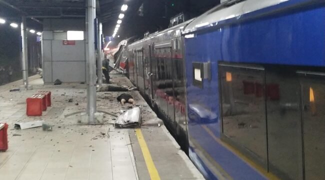 Photo: Pasca Kecelakaan kereta api di stasiun bekasi timur (Doc.Ist) 