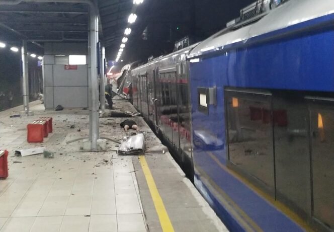 
Photo: Pasca Kecelakaan kereta api di stasiun bekasi timur (Doc.Ist) 