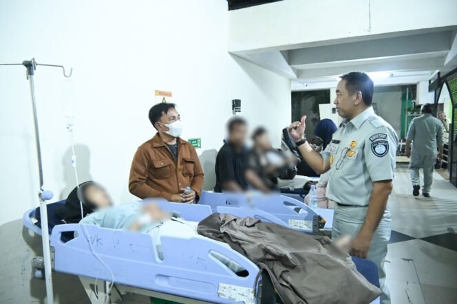 
Photo: Direktur utama PT jasa Raharja saat berkunjung di RSUD kota Bekasi korban kecelakaan kereta api (Doc.Ist) 