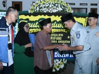 Photo: Direktur utama PT Jasa Raharja Muhamad Awaludin serahkan santunan kepada ahli waris korban kecelakaan kereta api (Doc.Ist) 