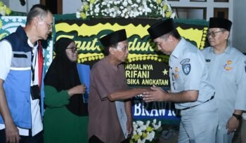 Photo: Direktur utama PT Jasa Raharja Muhamad Awaludin serahkan santunan kepada ahli waris korban kecelakaan kereta api (Doc.Ist) 