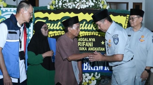 Photo: Direktur utama PT Jasa Raharja Muhamad Awaludin serahkan santunan kepada ahli waris korban kecelakaan kereta api (Doc.Ist) 