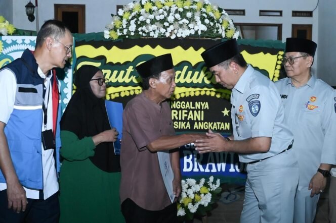 
Photo: Direktur utama PT Jasa Raharja Muhamad Awaludin serahkan santunan kepada ahli waris korban kecelakaan kereta api (Doc.Ist) 