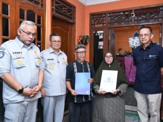 Photo: PT Jasa Raharja berikan santunan kepada korban kecelakaan KRL Bekasi timur (Doc.Ist) 