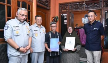 Photo: PT Jasa Raharja berikan santunan kepada korban kecelakaan KRL Bekasi timur (Doc.Ist) 