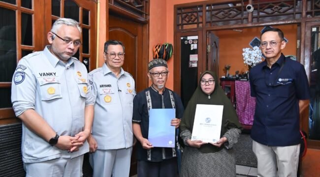 Photo: PT Jasa Raharja berikan santunan kepada korban kecelakaan KRL Bekasi timur (Doc.Ist) 