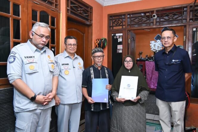 
Photo: PT Jasa Raharja berikan santunan kepada korban kecelakaan KRL Bekasi timur (Doc.Ist) 