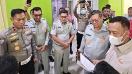 Photo: Sejumlah petugas jasa raharja bersama korlantas tinjau korban kecelakaan bus ALS (Doc.Ist) 