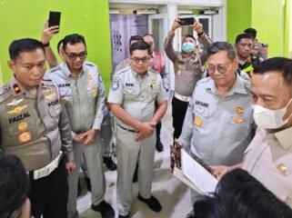 Photo: Sejumlah petugas jasa raharja bersama korlantas tinjau korban kecelakaan bus ALS (Doc.Ist) 