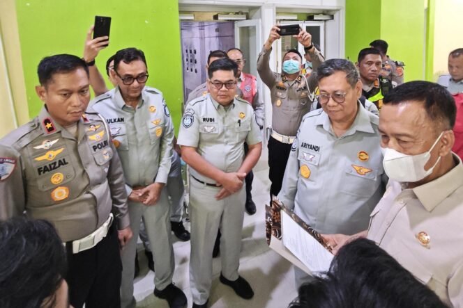 
Photo: Sejumlah petugas jasa raharja bersama korlantas tinjau korban kecelakaan bus ALS (Doc.Ist) 