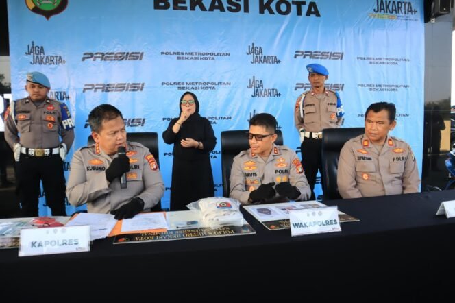
Photo: Kepolisian daerah Metro Bekasi Kota saat giat konferensi pers kasus dugaan pembunuhan berencana dibawa umur (Doc.cam) 