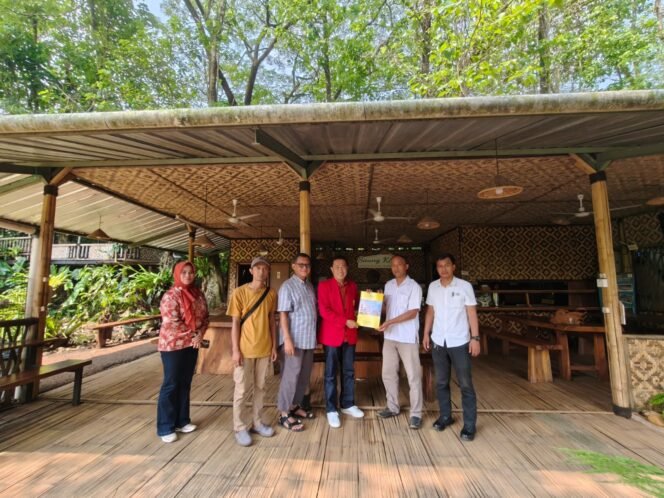 
Photo: Tim Program Pengabdian kepada Masyarakat (PKM) Universitas Borobudur kembali melaksanakan kegiatan lanjutan di Desa Cipambuan, Kecamatan Babakan Madang, Kabupaten Bogor,  (Doc.Ist) 