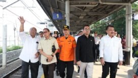 Photo: Wakil Wali Kota Bekasi bersama Anggota DPR RI Saat tinjau lokasi pasca kecelakaan kereta api Bekasi timur (Doc.Ist) 