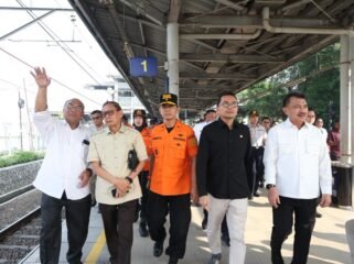 Photo: Wakil Wali Kota Bekasi bersama Anggota DPR RI Saat tinjau lokasi pasca kecelakaan kereta api Bekasi timur (Doc.Ist) 