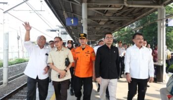 Photo: Wakil Wali Kota Bekasi bersama Anggota DPR RI Saat tinjau lokasi pasca kecelakaan kereta api Bekasi timur (Doc.Ist) 