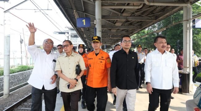 Photo: Wakil Wali Kota Bekasi bersama Anggota DPR RI Saat tinjau lokasi pasca kecelakaan kereta api Bekasi timur (Doc.Ist) 