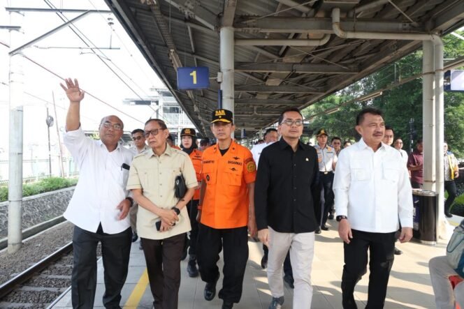 
Photo: Wakil Wali Kota Bekasi bersama Anggota DPR RI Saat tinjau lokasi pasca kecelakaan kereta api Bekasi timur (Doc.Ist) 