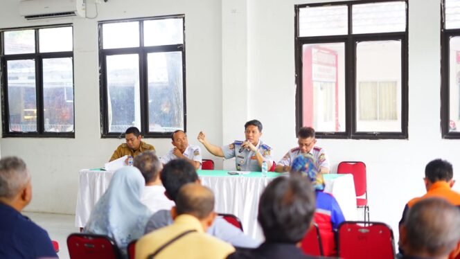 
Warga Protes, Pemkot Bekasi Tunda Penutupan Perlintasan KA Ilegal di Medan Satria