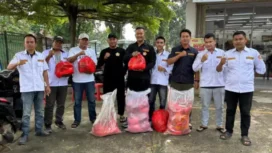 Karang Taruna Desa Mekarwangi Berbagi Sembako untuk Lansia. (Dok: Istimewa)