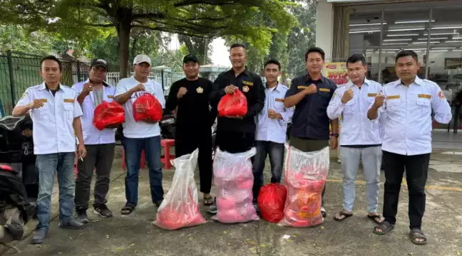 Karang Taruna Desa Mekarwangi Berbagi Sembako untuk Lansia. (Dok: Istimewa)