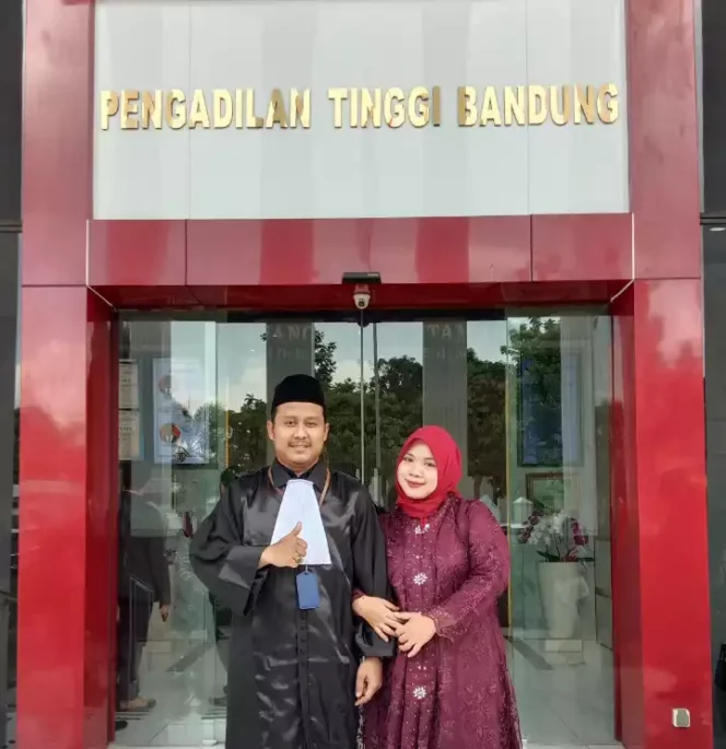 
Ujang Nurdin, S.H atau UJ Usai Melaksanakan Pengambilan Sumpah Advokat di Pengadilan Tinggi Bandung. (Dok: Istimewa)