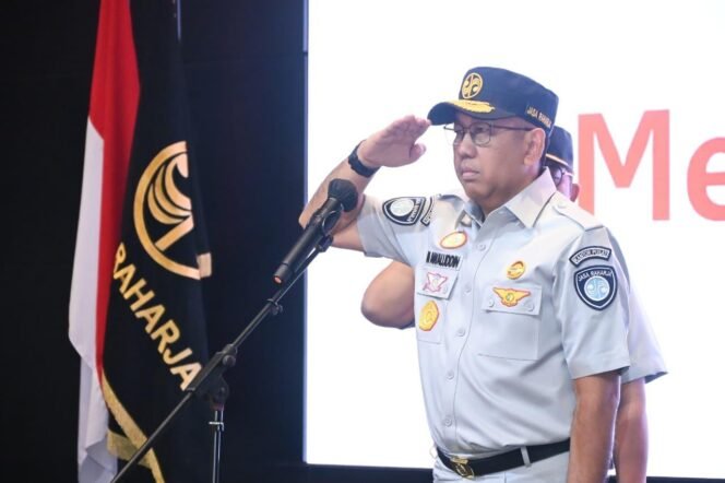 
Photo: Direktur utama PT Jasa Raharja Muhammad Awaludin saat memimpin upacara apel hari lahir pancasila 2026 (Doc.Ist) 