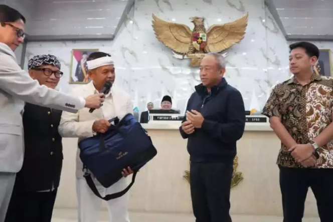 
KDM Beri Bonus Rp1 Miliar untuk Persib Usai Cetak Hattrick Juara. (Dok: Istimewa)