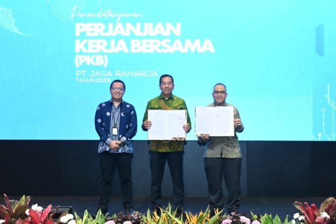 
Photo: PT Jasa Raharja bersama Serikat Pekerja Jasa Raharja (SPJR) menandatangani Perjanjian Kerja Bersama (PKB) Tahun 2026  (Doc.Ist) 