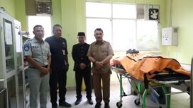Photo: kepala Cabang Jasa Raharja Bekasi Eko Prasetyo kiri bersama Wakil Wali Kota Bekasi Dr. Abdul Harris Bobihoe saat jenguk korban laka truk kontainer di RSUD dr chasbullah Kota Bekasi (Doc.Ist) 