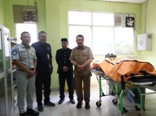 Photo: kepala Cabang Jasa Raharja Bekasi Eko Prasetyo kiri bersama Wakil Wali Kota Bekasi Dr. Abdul Harris Bobihoe saat jenguk korban laka truk kontainer di RSUD dr chasbullah Kota Bekasi (Doc.Ist) 