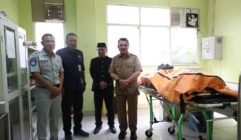 Photo: kepala Cabang Jasa Raharja Bekasi Eko Prasetyo kiri bersama Wakil Wali Kota Bekasi Dr. Abdul Harris Bobihoe saat jenguk korban laka truk kontainer di RSUD dr chasbullah Kota Bekasi (Doc.Ist) 